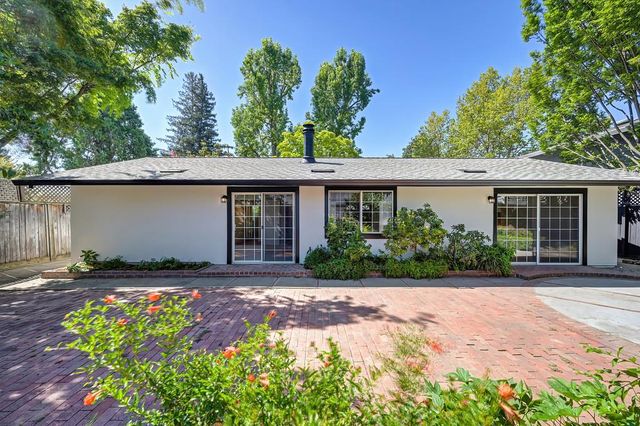 8941 La Riviera Dr, Sacramento, CA 95826
