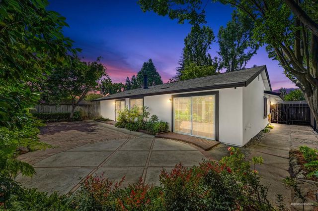 8941 La Riviera Dr, Sacramento, CA 95826