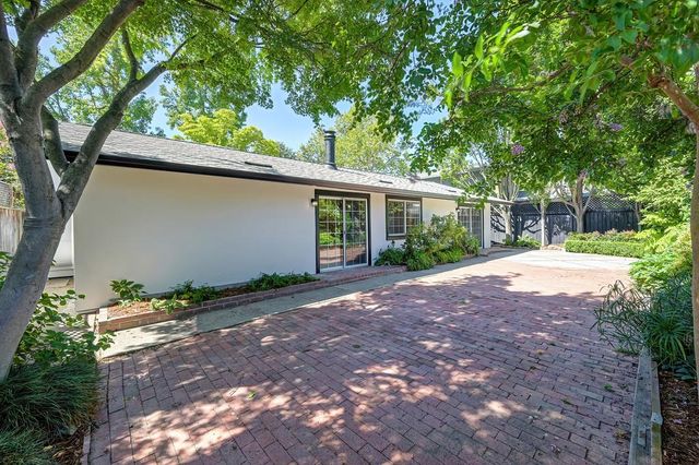 8941 La Riviera Dr, Sacramento, CA 95826