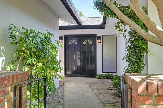 8941 La Riviera Dr, Sacramento, CA 95826