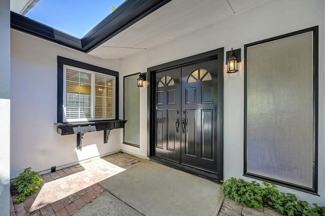 8941 La Riviera Dr, Sacramento, CA 95826