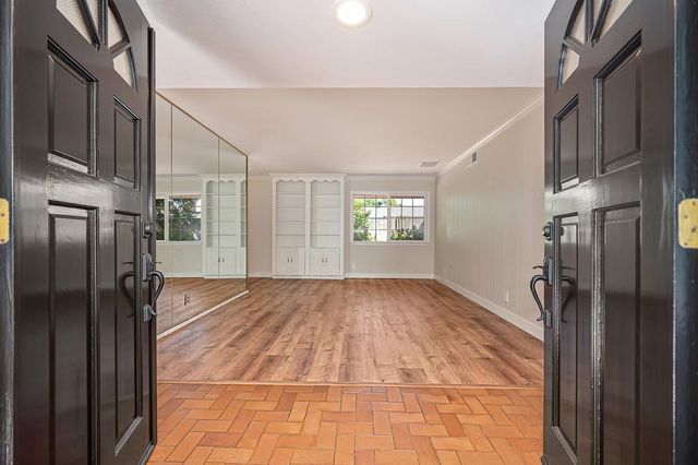 8941 La Riviera Dr, Sacramento, CA 95826