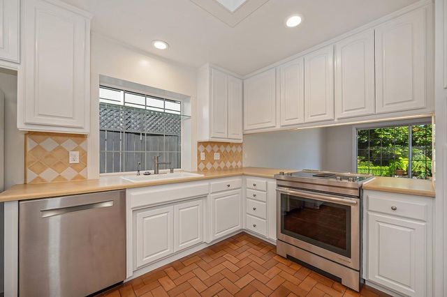 8941 La Riviera Dr, Sacramento, CA 95826