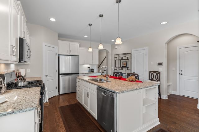 687 Fall Creek Cir, Goodlettsville, TN 37072