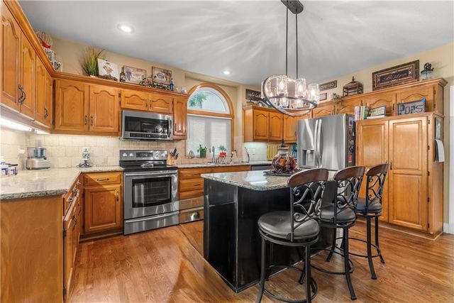 713 NE Plumbrook Place, Lee's Summit, MO 64064