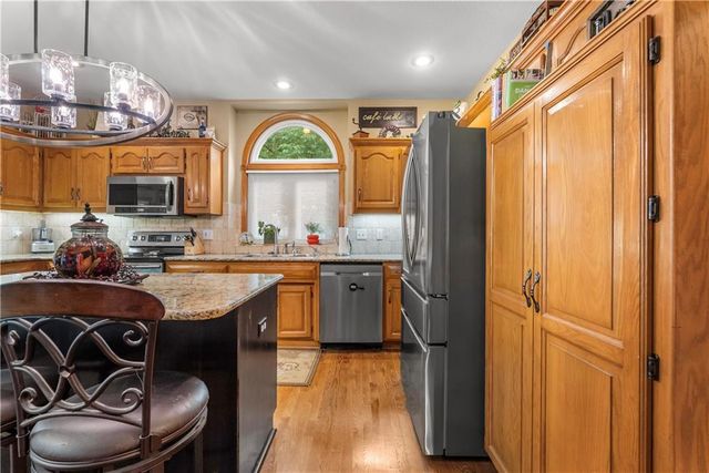713 NE Plumbrook Place, Lee's Summit, MO 64064