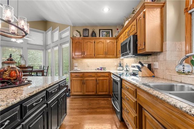 713 NE Plumbrook Place, Lee's Summit, MO 64064
