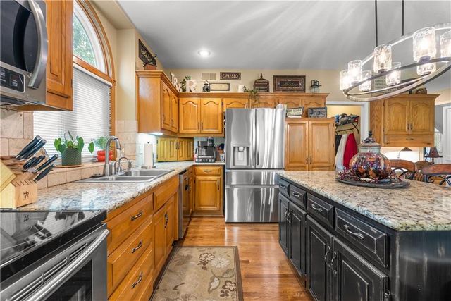 713 NE Plumbrook Place, Lee's Summit, MO 64064