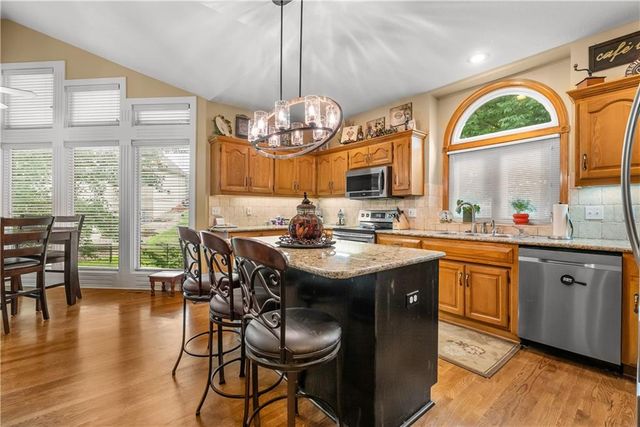 713 NE Plumbrook Place, Lee's Summit, MO 64064