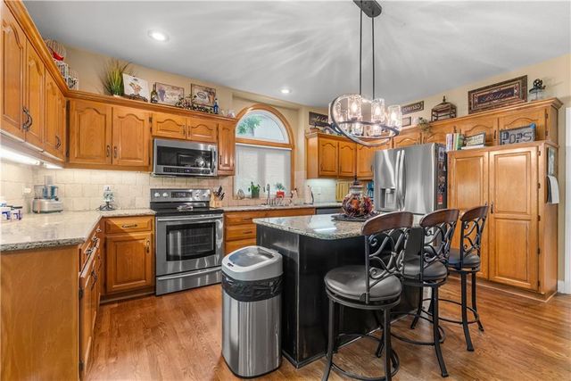 713 NE Plumbrook Place, Lee's Summit, MO 64064