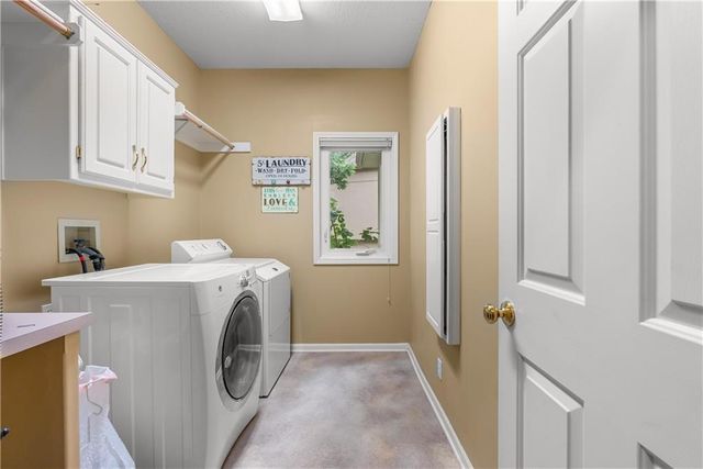 713 NE Plumbrook Place, Lee's Summit, MO 64064