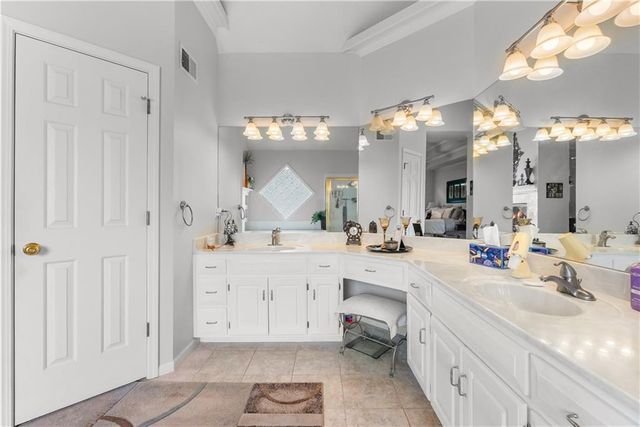 713 NE Plumbrook Place, Lee's Summit, MO 64064