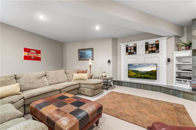 713 NE Plumbrook Place, Lee's Summit, MO 64064