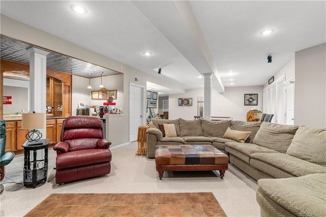713 NE Plumbrook Place, Lee's Summit, MO 64064