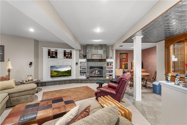 713 NE Plumbrook Place, Lee's Summit, MO 64064