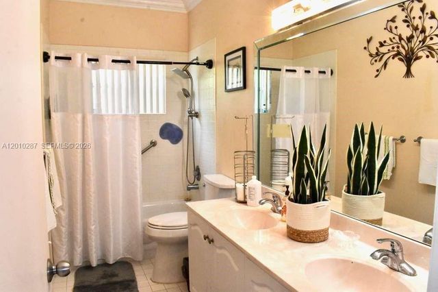 1231 SW 102nd Ave, Pembroke Pines, FL 33025