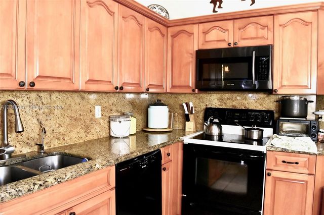 1231 SW 102nd Ave, Pembroke Pines, FL 33025