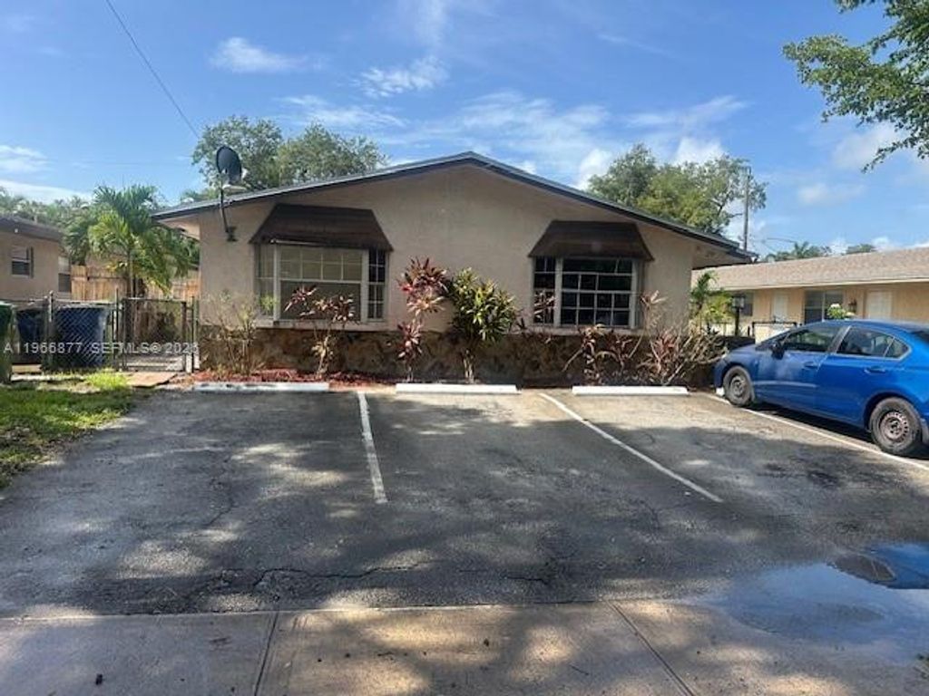 31 SW 8th Ct 1-2, Hallandale Beach, FL 33009