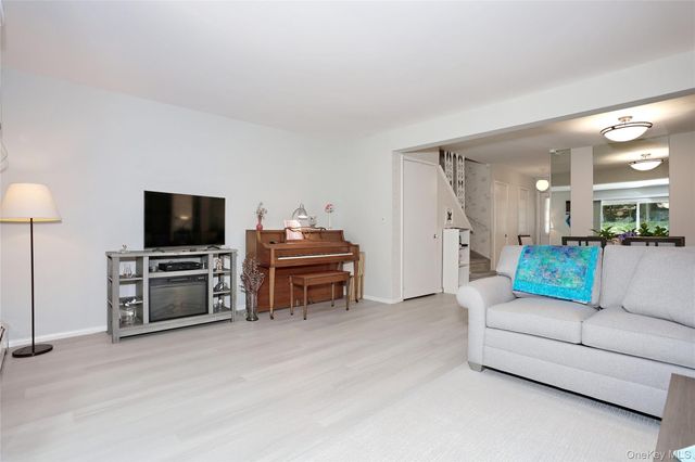 287 Parkside Drive, Suffern, NY 10901