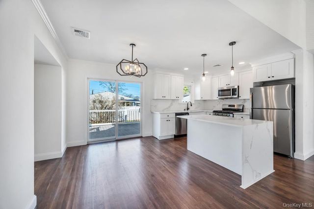 18 W 14th Street, Deer Park, NY 11729