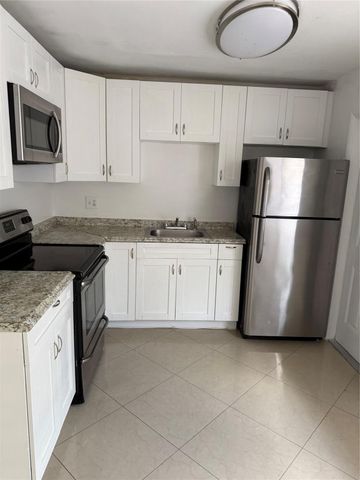 1721 NE 9th St 3, Fort Lauderdale, FL 33304