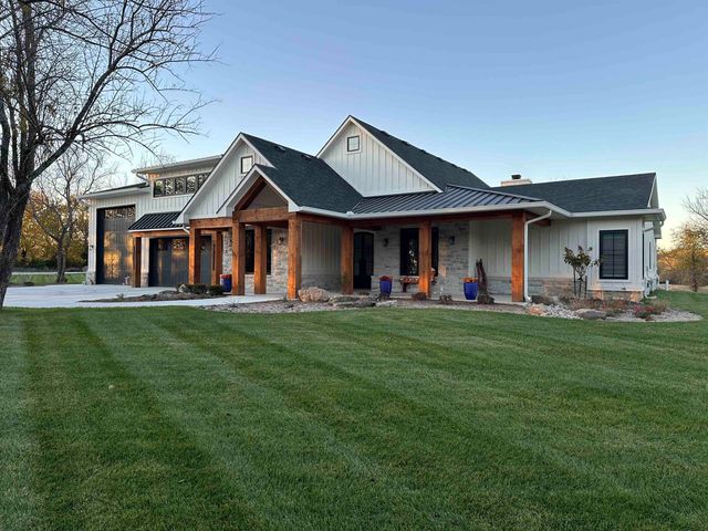 9040 N Isabelle St, Valley Center, KS 67147