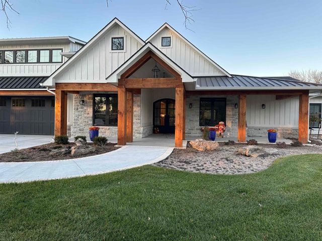 9040 N Isabelle St, Valley Center, KS 67147