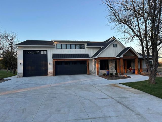 9040 N Isabelle St, Valley Center, KS 67147