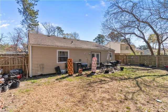 19 Old Church CIR, Portsmouth, VA 23703