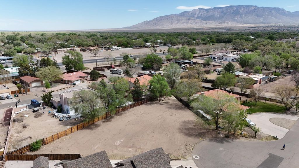 1011 QUAIL Court, Albuquerque, NM 87114