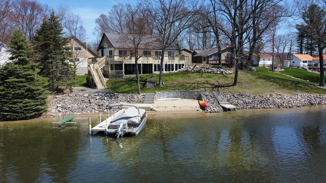 9673 Lake Drive, Morton Twp, MI 49332