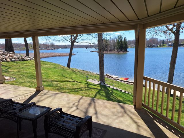 9673 Lake Drive, Morton Twp, MI 49332