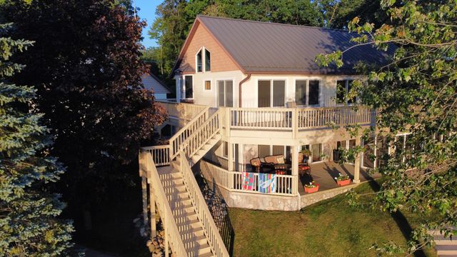 9673 Lake Drive, Morton Twp, MI 49332