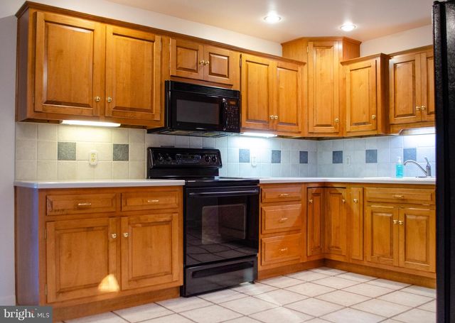 670 DIETZ RD, York, PA 17402