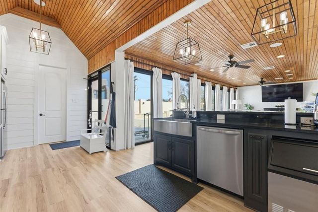 1300 Charlestown Lane, Lake Charles, LA 70605