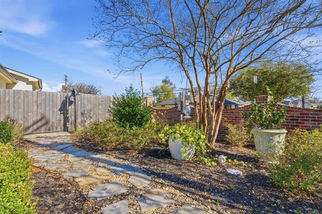 1300 Charlestown Lane, Lake Charles, LA 70605