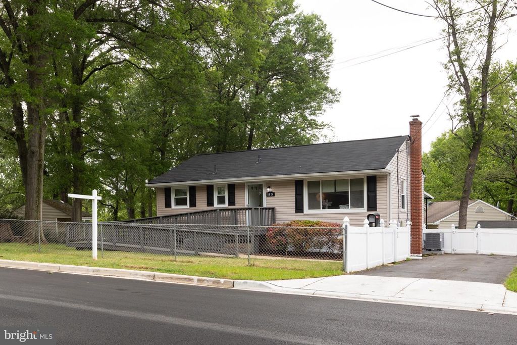 Image 3 of property listing at 8624 CUNNINGHAM DR, College Park, MD 20740