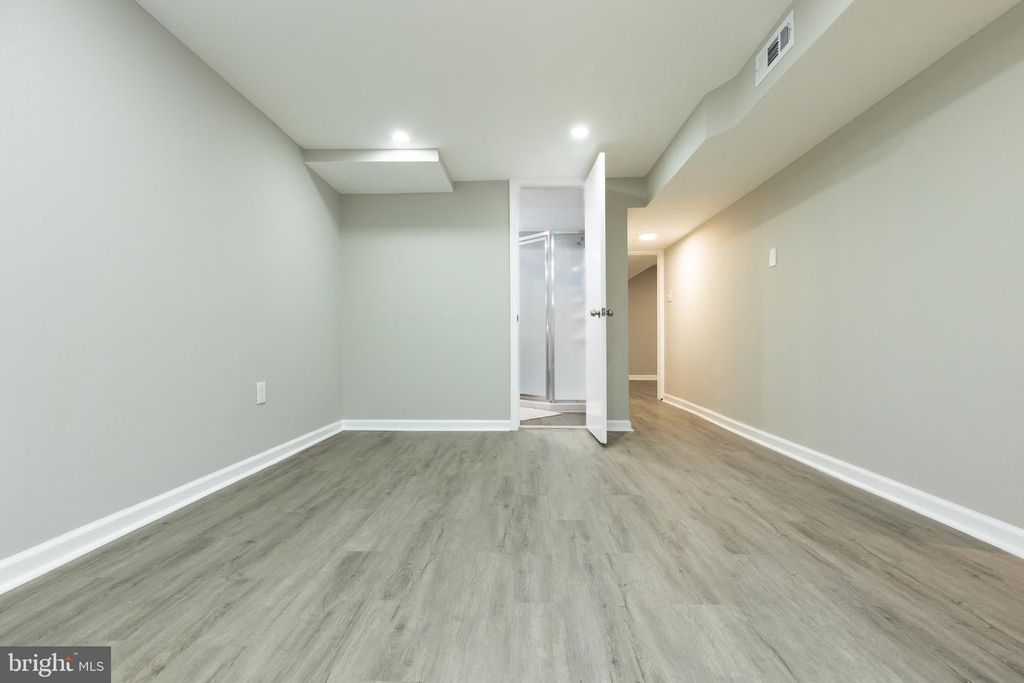 Image 30 of property listing at 8624 CUNNINGHAM DR, College Park, MD 20740