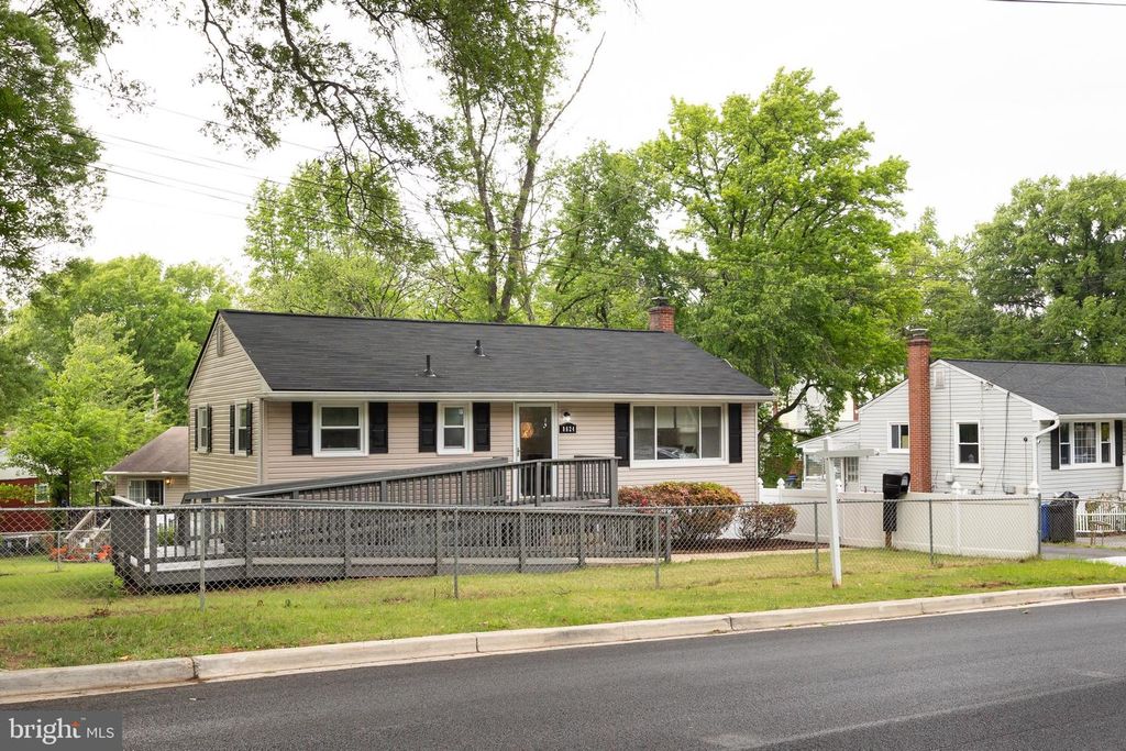 Image 5 of property listing at 8624 CUNNINGHAM DR, College Park, MD 20740