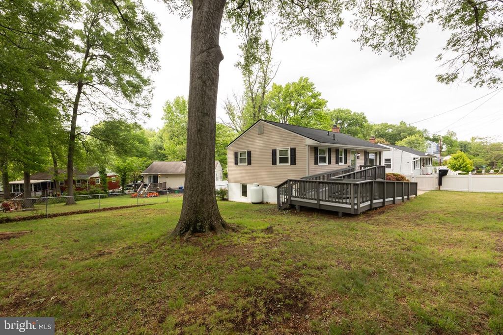 Image 7 of property listing at 8624 CUNNINGHAM DR, College Park, MD 20740