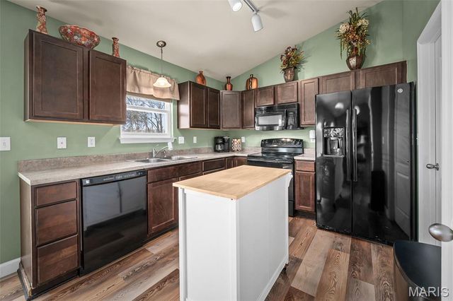 36 Hunters Pointe Drive, Winfield, MO 63389