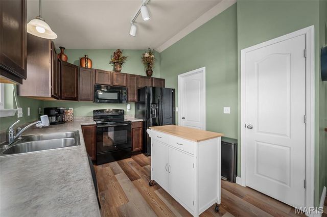 36 Hunters Pointe Drive, Winfield, MO 63389