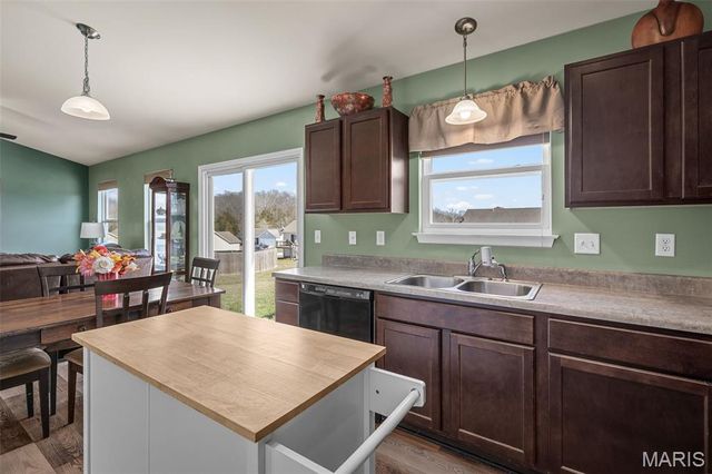 36 Hunters Pointe Drive, Winfield, MO 63389