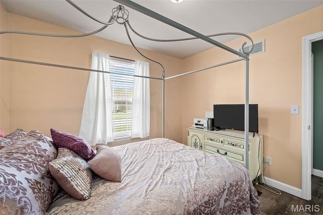 36 Hunters Pointe Drive, Winfield, MO 63389