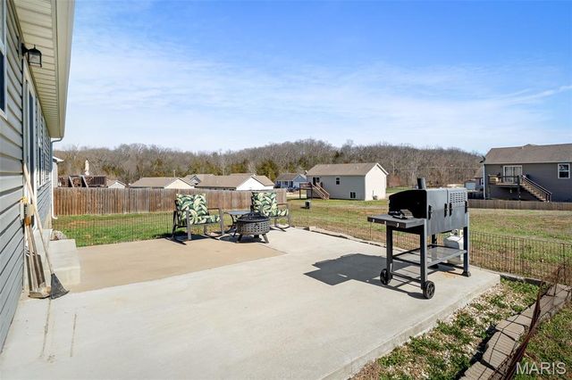 36 Hunters Pointe Drive, Winfield, MO 63389