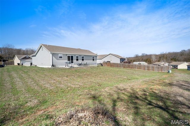36 Hunters Pointe Drive, Winfield, MO 63389