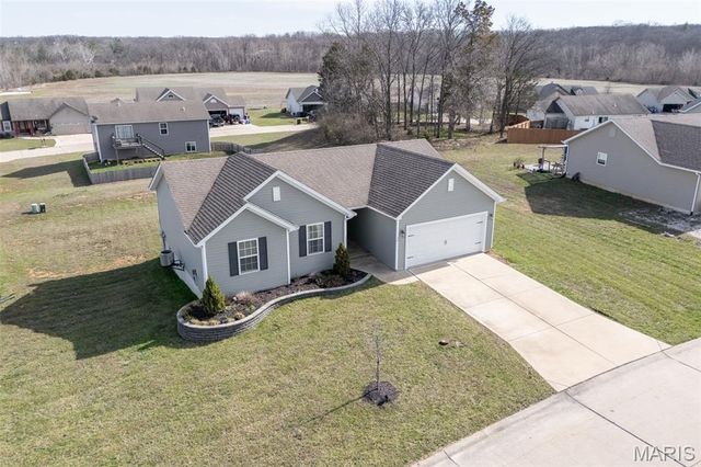 36 Hunters Pointe Drive, Winfield, MO 63389