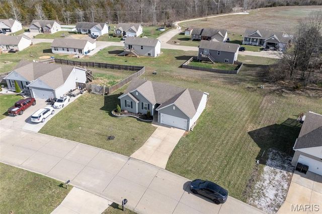36 Hunters Pointe Drive, Winfield, MO 63389