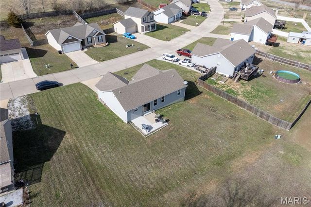 36 Hunters Pointe Drive, Winfield, MO 63389