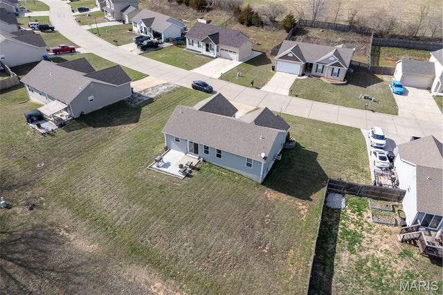 36 Hunters Pointe Drive, Winfield, MO 63389